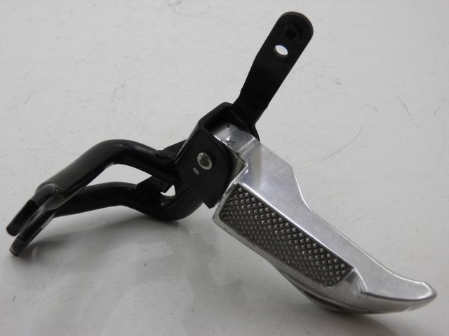 photo de ACHTERSTE LINKER VOETSTEUN HONDA NHX LEAD 110 (2008 - 2010) - Detail van het onderdeel