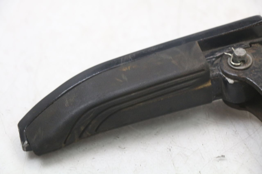 photo de ACHTERSTE LINKER VOETSTEUN PIAGGIO MP3 HPE 350 (2018 - 2020) - Detail van het onderdeel