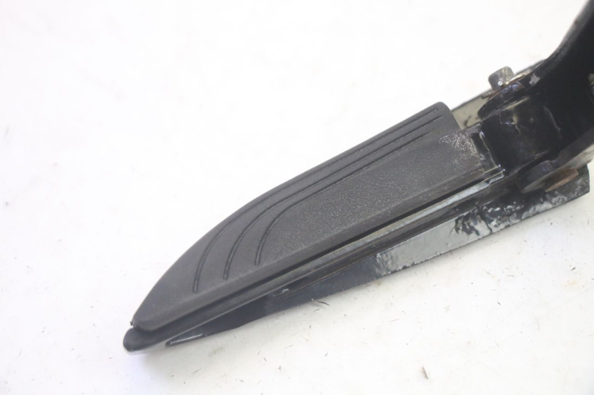 photo de ACHTERSTE LINKER VOETSTEUN PIAGGIO MP3 HPE 350 (2018 - 2020) - Detail van het onderdeel