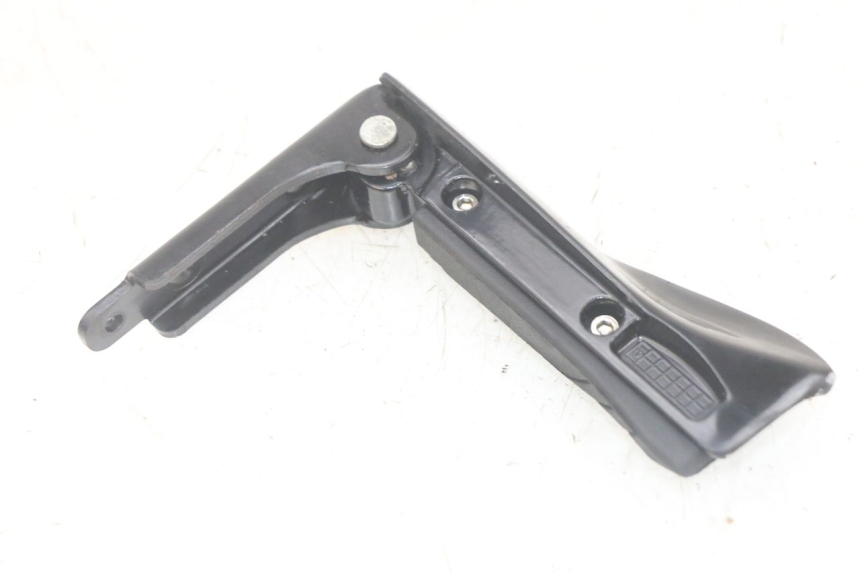 photo de ACHTERSTE LINKER VOETSTEUN PIAGGIO MP3 HPE 300 (2019 - 2026) - Detail van het onderdeel