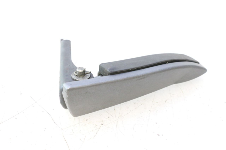 photo de ACHTERSTE LINKER VOETSTEUN PIAGGIO MP3 500 (2016 - 2018) - Detail van het onderdeel