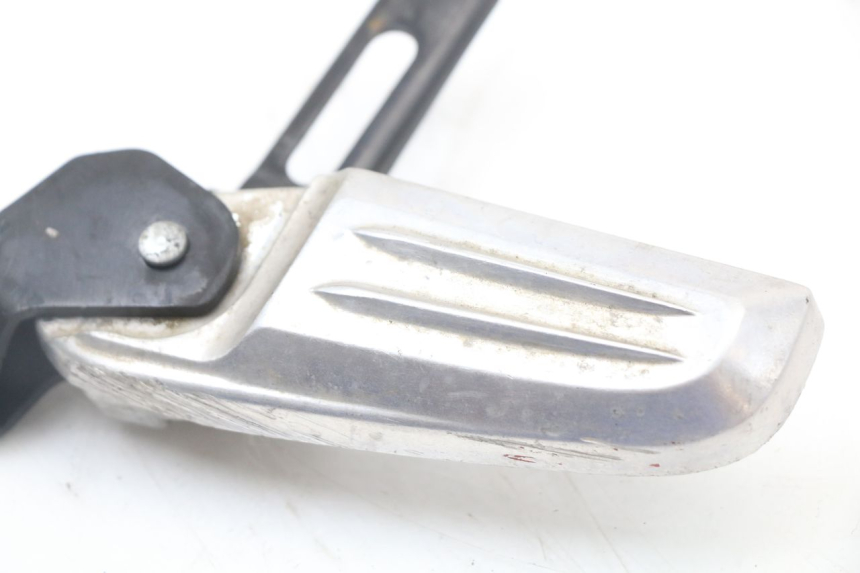 photo de ACHTERSTE LINKER VOETSTEUN HONDA PCX (JF47) 125 (2012 - 2013) - Detail van het onderdeel