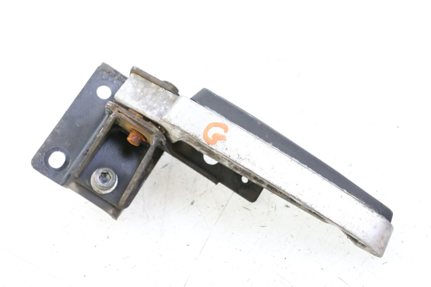 photo de ACHTERSTE LINKER VOETSTEUN PEUGEOT SATELIS 125 (2013 - 2018) - Detail van het onderdeel