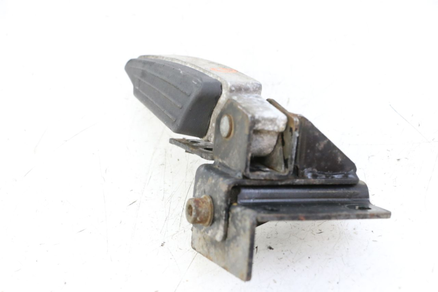 photo de ACHTERSTE LINKER VOETSTEUN PEUGEOT SATELIS 125 (2013 - 2018) - Bevestigingspunten