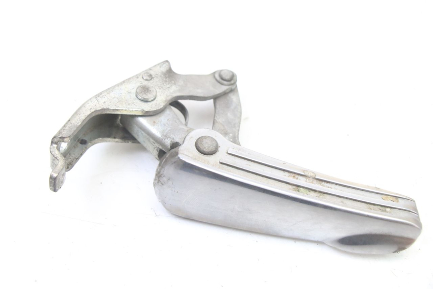 photo de ACHTERSTE LINKER VOETSTEUN PIAGGIO VESPA GRANTURISMO 125 (2003 - 2007) - Detail van het onderdeel