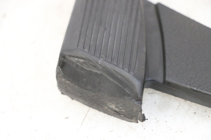 photo de ACHTERSTE LINKER VOETSTEUN PIAGGIO VESPA S 2T 50 (2007 - 2014) - Detail van het onderdeel