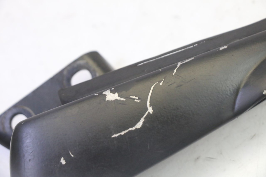 photo de ACHTERSTE LINKER VOETSTEUN GILERA RUNNER SP 50 (2009 - 2017) - Detail van het onderdeel