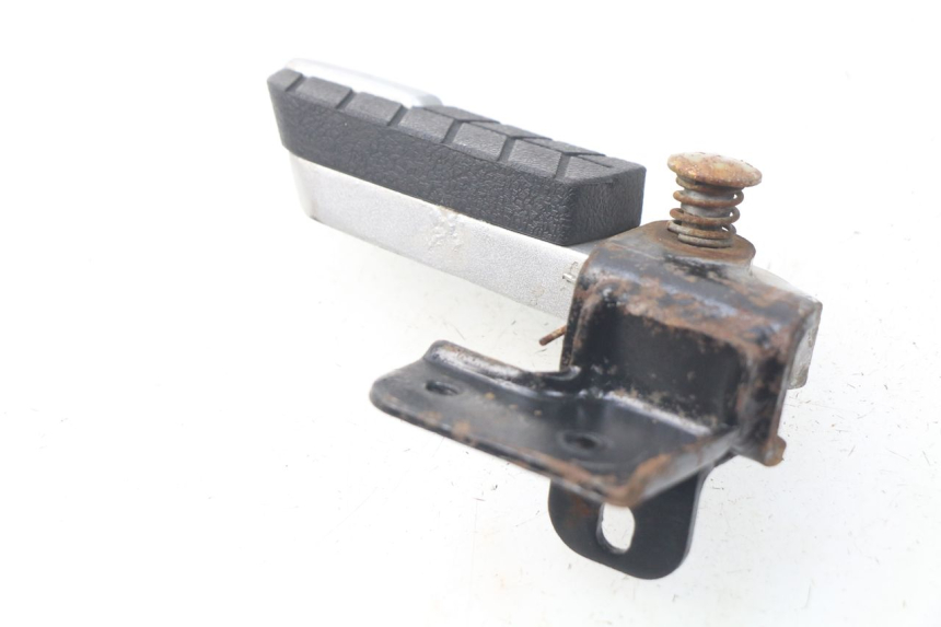 photo de ACHTERSTE LINKER VOETSTEUN DAELIM S3 125 (2010 - 2017) - Detail van het onderdeel