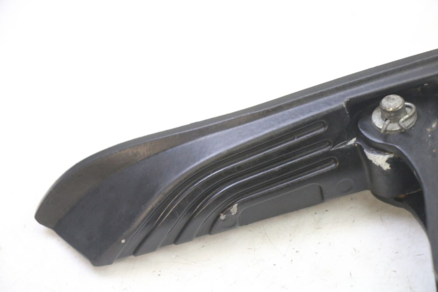photo de ACHTERSTE LINKER VOETSTEUN APRILIA SXR 50 (2021 - 2023) - Detail van het onderdeel