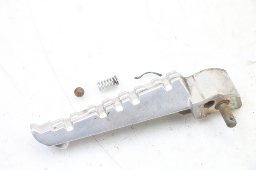 photo de ACHTERSTE LINKER VOETSTEUN YAMAHA X-MAX XMAX ABS 250 (2010 - 2012) - Detail van het onderdeel