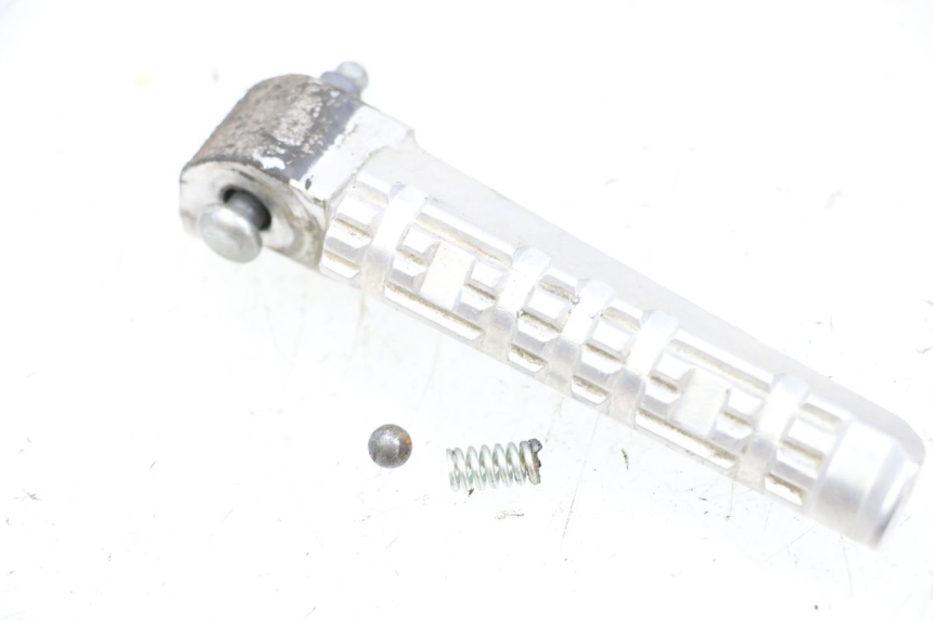 photo de ACHTERSTE LINKER VOETSTEUN YAMAHA X-MAX XMAX 125 (2010 - 2013) - Detail van het onderdeel