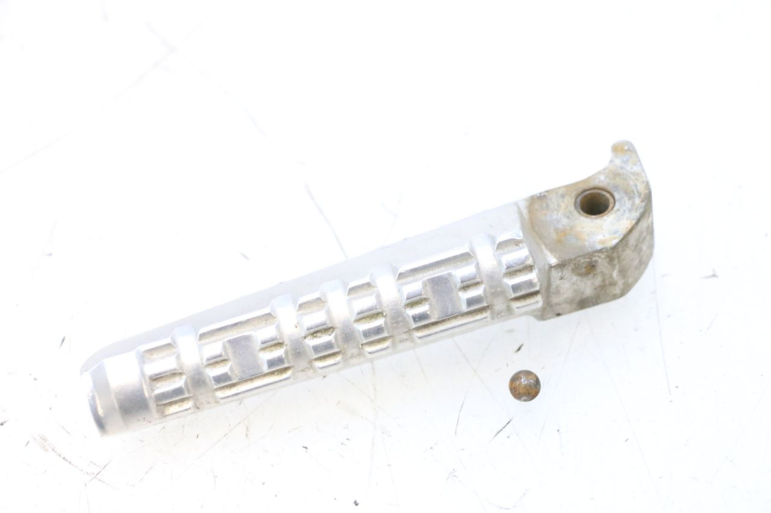 photo de ACHTERSTE LINKER VOETSTEUN YAMAHA X-MAX XMAX 125 (2010 - 2013) - Detail van het onderdeel