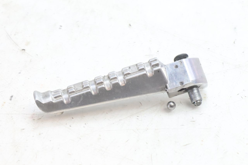 photo de ACHTERSTE LINKER VOETSTEUN YAMAHA X-MAX XMAX 125 (2010 - 2013) - Detail van het onderdeel