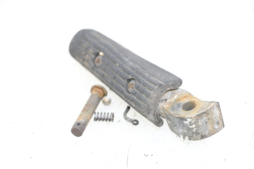 photo de ACHTERSTE LINKER VOETSTEUN YAMAHA XJN DIVERSION 600 (2000 - 2003) - Detail van het onderdeel