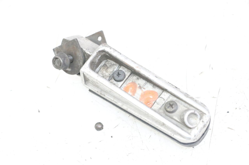 photo de ACHTERSTE LINKER VOETSTEUN YAMAHA FZS FAZER 600 (2001 - 2003) - Detail van het onderdeel