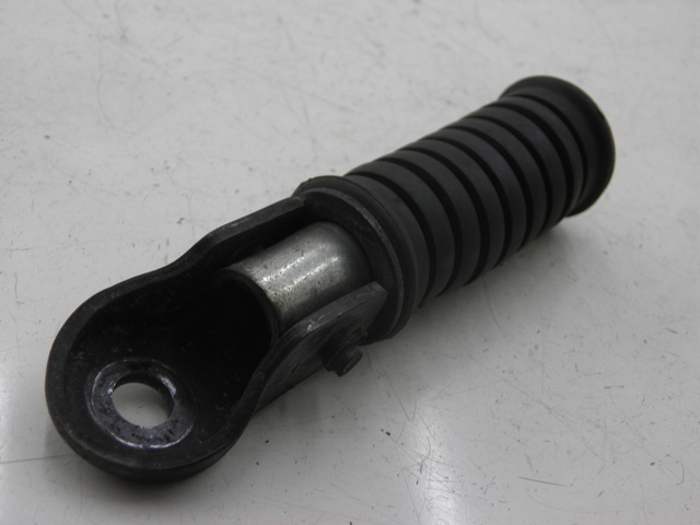 photo de ACHTERSTE LINKER VOETSTEUN YAMAHA SR 125 (1982 - 2003) - Detail van het onderdeel