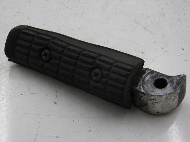 photo de ACHTERSTE LINKER VOETSTEUN YAMAHA XJS DIVERSION 600 (1997 - 1999) - Detail van het onderdeel