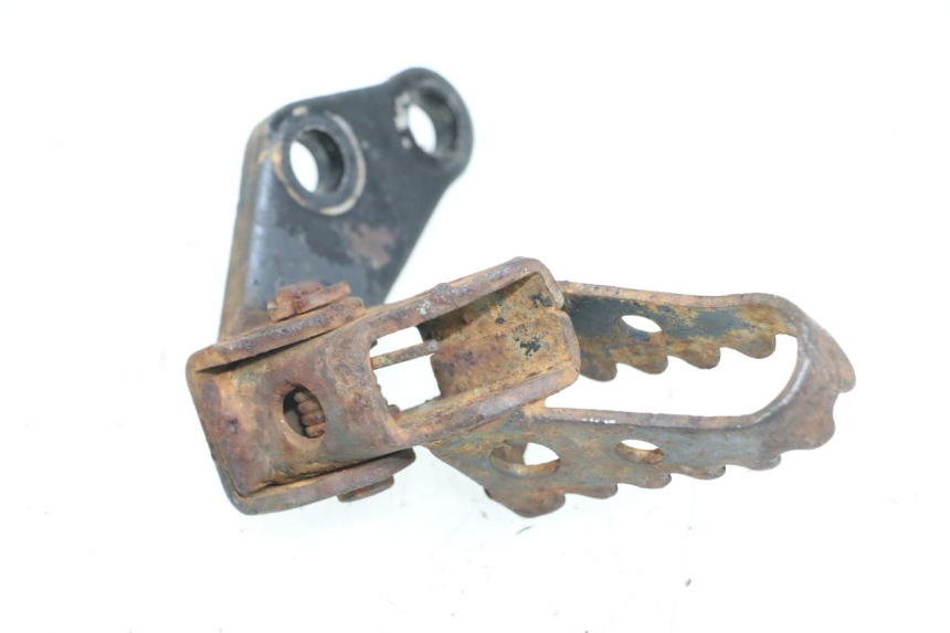 photo de VOETSTEUN VOOR RECHTS VOORAN SUZUKI TS X 80 (1984 - 1988) - Detail van het onderdeel