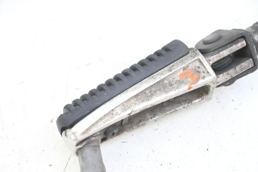 photo de VOETSTEUN VOOR RECHTS VOORAN YAMAHA FZS FAZER 600 (2001 - 2003) - Detail van het onderdeel