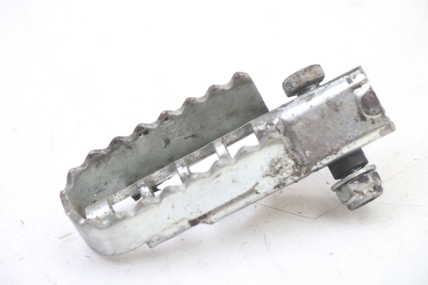 photo de VOETSTEUN VOOR LINKS VOORAN DERBI SENDA R X-TREME 50 (2006 - 2010) - Detail van het onderdeel