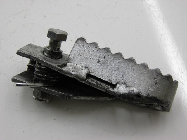 photo de VOETSTEUN VOOR LINKS DERBI SENDA SM DRD 50 (2008 - 2013) - Zoom op gebruiksstaat