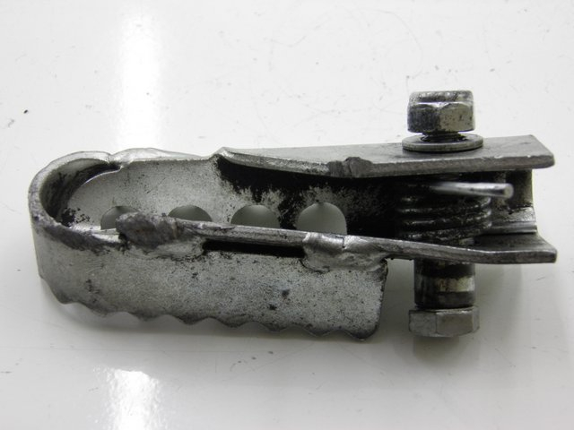photo de VOETSTEUN VOOR LINKS DERBI SENDA SM DRD 50 (2008 - 2013) - Technische close-up
