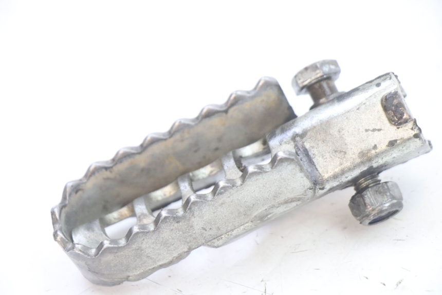 photo de VOETSTEUN VOOR LINKS VOORAN DERBI SENDA SM DRD X-TREME 50 (2011 - 2017) - Detail van het onderdeel