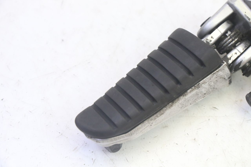 photo de VOETSTEUN VOOR LINKS VOORZIJDE SUZUKI DL V STROM 1000 (2002 - 2007) - Detail van het onderdeel