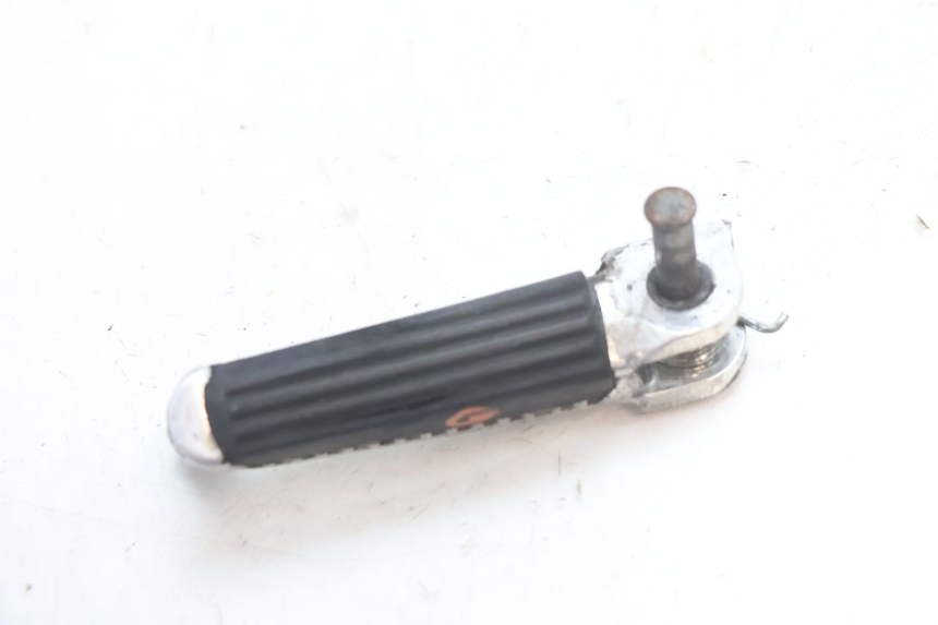 photo de VOETSTEUN VOOR LINKS SUZUKI SV S 650 (2003 - 2009) - Detail van het onderdeel