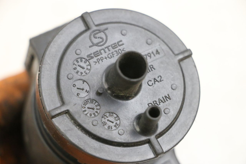 photo de CANISTER PEUGEOT SPEEDFIGHT 4 4T EFI 50 (2021 - 2025) - Detail van het onderdeel