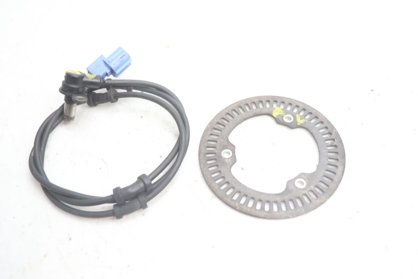 photo de VOORSTE ABS-SENSOR SUZUKI BURGMAN EXECUTIVE ABS 650 (2006 - 2012) - Detail van het onderdeel