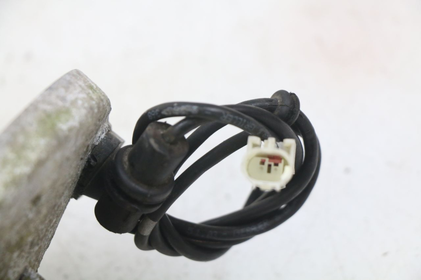 photo de VOORSTE ABS-SENSOR PEUGEOT SATELIS COMPRESSOR K15 125 (2006 - 2009) - Zoom op gebruiksstaat
