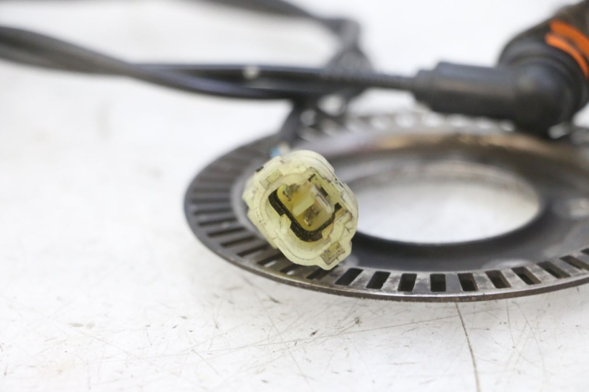 photo de VOORSTE ABS-SENSOR PEUGEOT SATELIS 125 (2013 - 2018) - Zoom op gebruiksstaat