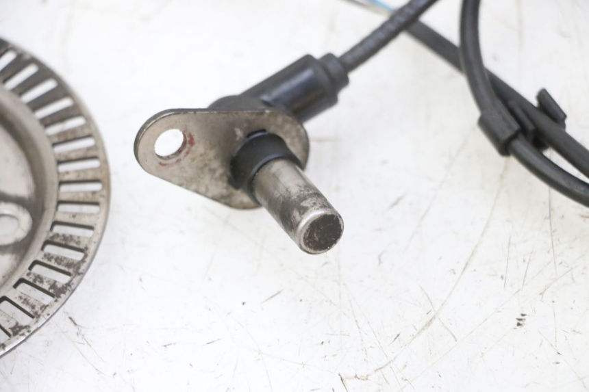 photo de VOORSTE ABS-SENSOR PEUGEOT SATELIS 125 (2013 - 2018) - Technische close-up