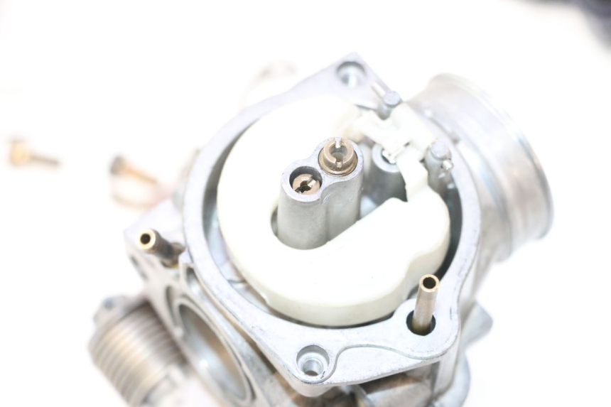 photo de VERGASER HONDA FES PANTHEON 2T 125 (1998 - 2002) - Focus op structuur