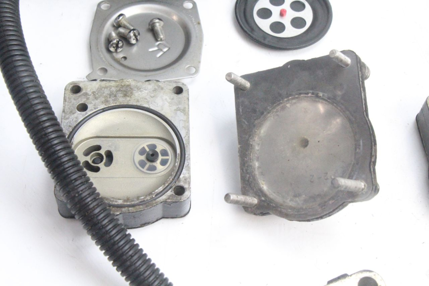 photo de CARBURATEUR YAMAHA WAVE RUNNER GP R 1200 (2000 - 2003) - Bevestigingspunten