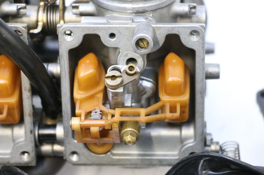 photo de CARBURATEUR YAMAHA YZF R GENESIS 750 (1993 - 1998) - Bevestigingspunten