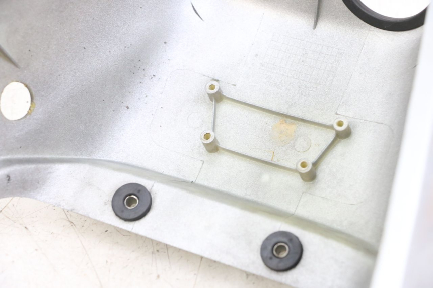 photo de ACHTERKAP HYOSUNG GF 125 (2001 - 2005) - Detail van het onderdeel