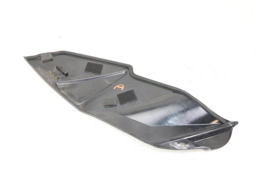 photo de RECHTER TANKKAP SUZUKI GSR 750 (2011 - 2017) - Zoom op gebruiksstaat