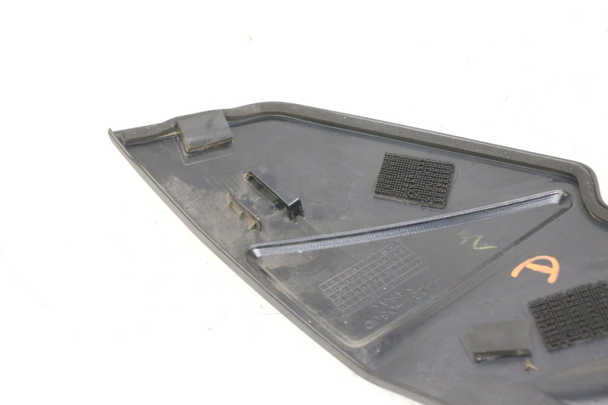 photo de RECHTER TANKKAP SUZUKI GSR 750 (2011 - 2017) - Andere kijkhoek