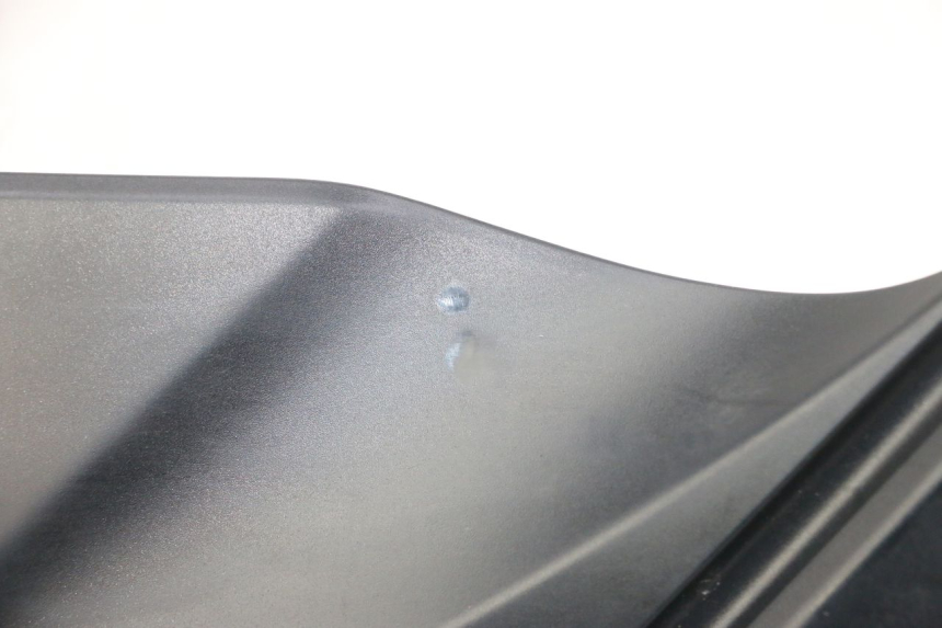 photo de LINKER TANKKAP SUZUKI GSR 750 (2011 - 2017) - Detail van het onderdeel