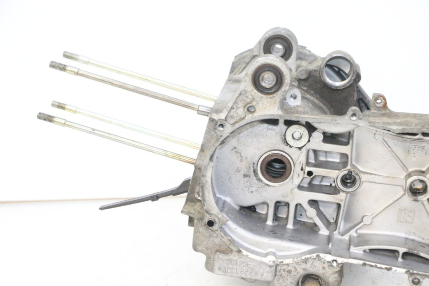 photo de ONDERKANT MOTORBLOK DAELIM BESBI 125 (2007 - 2008) - Bevestigingspunten