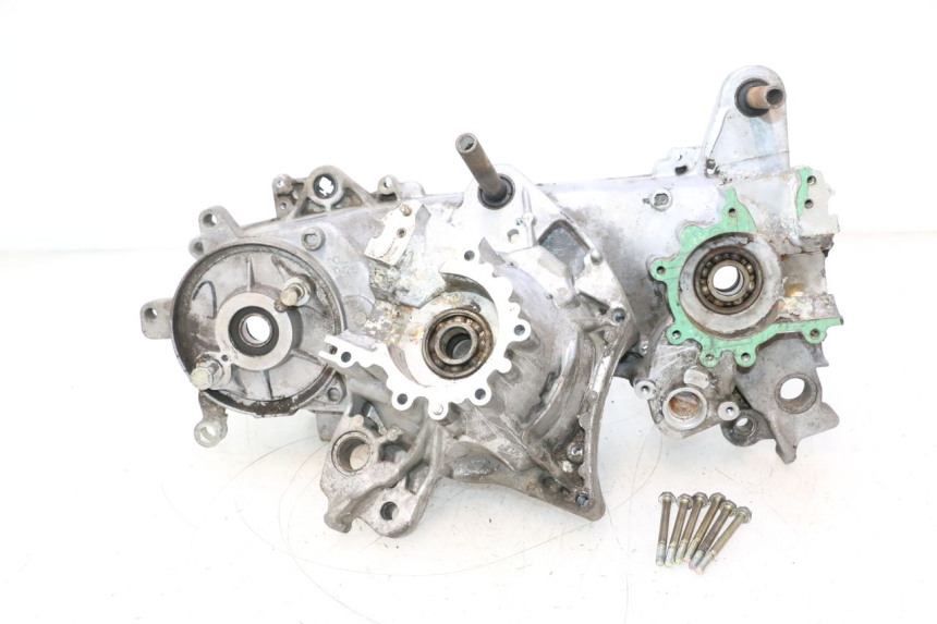 photo de ONDERKANT MOTORBLOK PEUGEOT KISBEE 2T 50 (2010 - 2017) - Focus op structuur