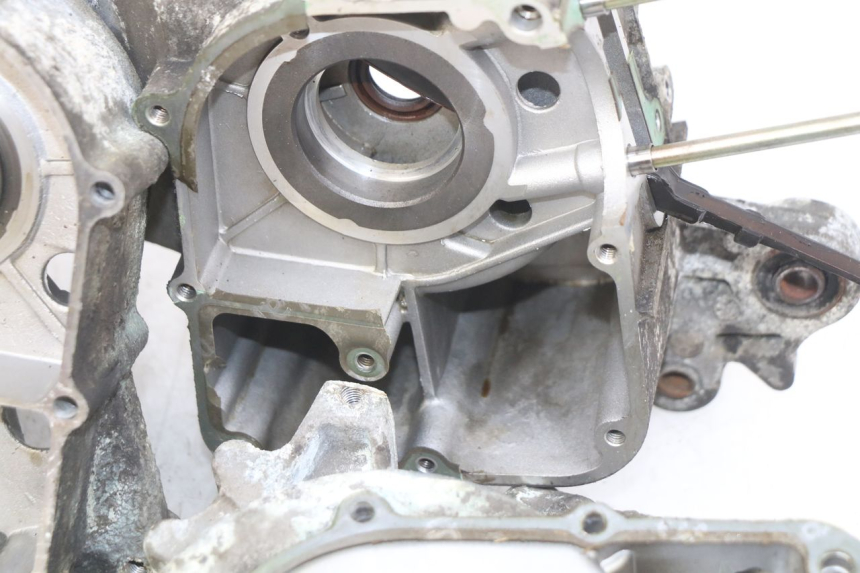 photo de ONDERKANT MOTORBLOK PEUGEOT KISBEE 4T 50 (2018 - 2022) - Focus op structuur