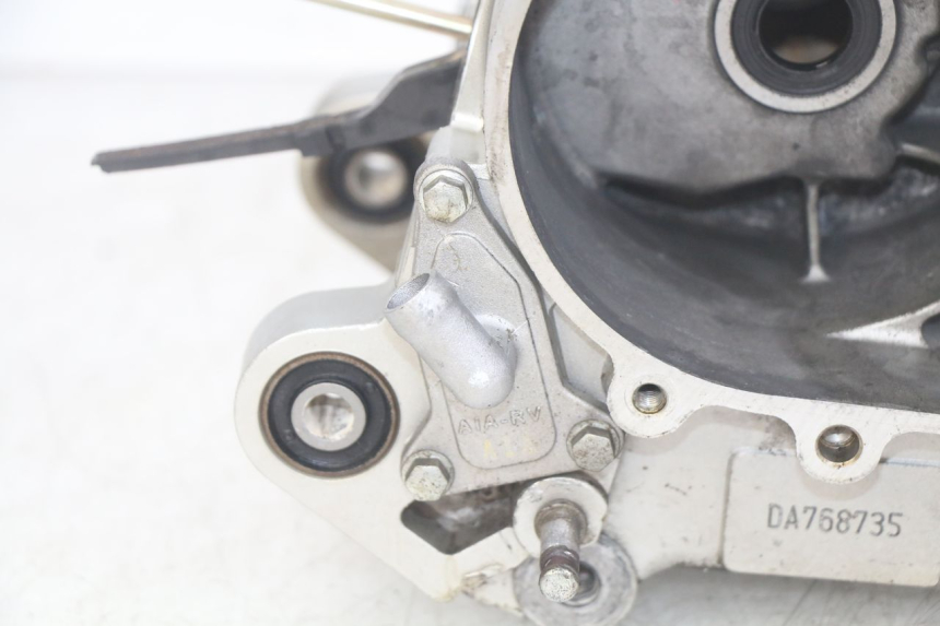 photo de ONDERKANT MOTORBLOK SYM MIO 50 (2011 - 2017) - Bevestigingspunten