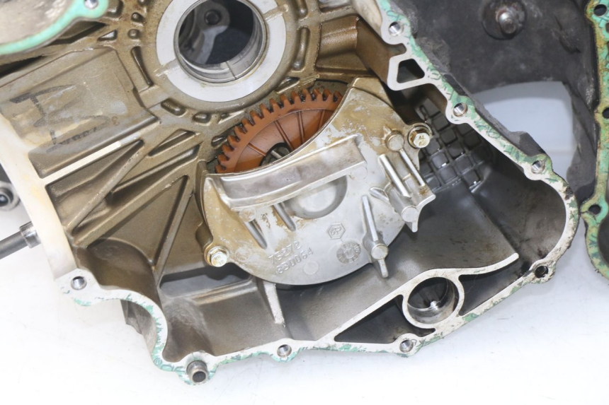 photo de ONDERKANT MOTORBLOK PEUGEOT SATELIS 500 (2007 - 2013) - Zoom op componenten