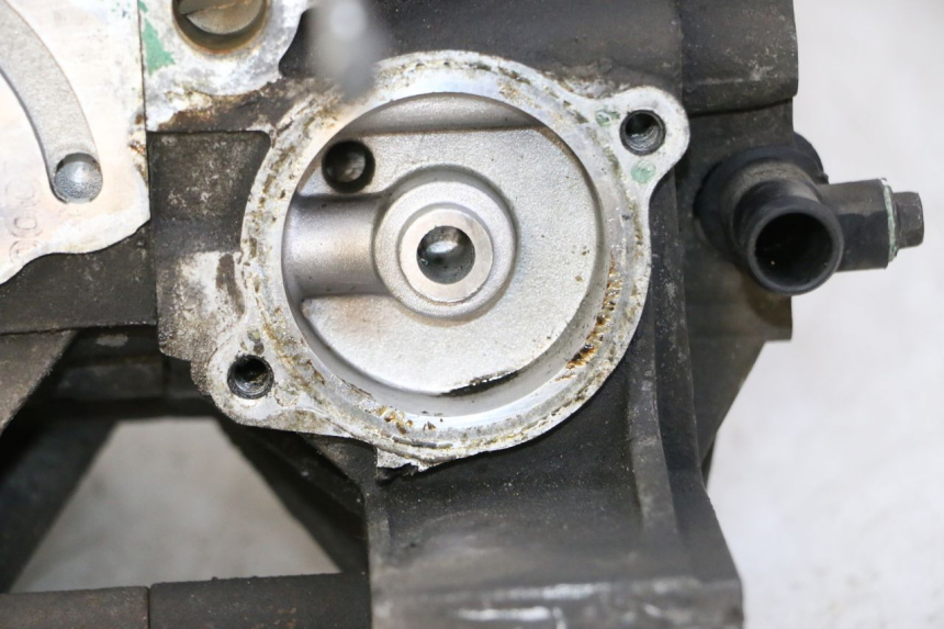 photo de ONDERKANT MOTORBLOK PEUGEOT SATELIS 125 (2010 - 2012) - Focus op structuur