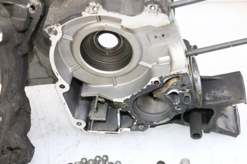 photo de ONDERKANT MOTORBLOK PEUGEOT SATELIS 125 (2010 - 2012) - Hoofdaanzicht