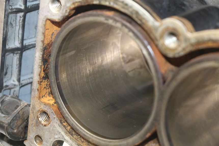 photo de ONDERKANT MOTORBLOK TRIUMPH SPRINT ST 955 (1999 - 2001) - Profielaanzicht