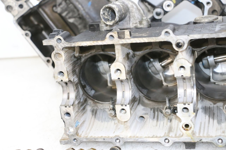 photo de ONDERKANT MOTORBLOK SUZUKI GSR 750 (2011 - 2017) - Kenmerkende details